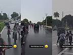 Na Floride blokovali cestu desiatky cyklistov, vodič čierneho SUV to vyriešil