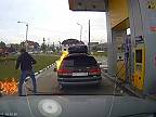 Sa tak nudím pri tom tankovaní, vytiahnem teda zapaľovač!