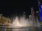 Dubajská fontána pod vežou Burdž chalífa
