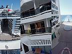Aká veľká je výletná loď MSC World Europa? (let FPV dronom)