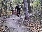 Čech jazdí po lese na jedinečnom bicykli, ktorý má extra dlhý rám