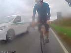 Cyklisti mali šťastie, takmer ich zrazilo osobné auto