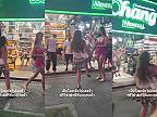 Turistka obťažovala na ulici v Thajsku „pracovníčku”, karma prišla veľmi rýchlo
