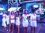 Nočný život na Bangla Road na ostrove Phuket, prehliadka miestnych pracovníčok!