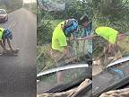 Motorkár chcel pomôcť leňochovi cez cestu, o chvíľu to však oľutoval