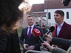 V Trnave, kde premiér diskutuje so študentmi, sa konal protest. Situácia vyústil