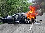 Za Žemberovcami sa ťažko zranil otec so synom v Porsche, auto zhorelo do tla!