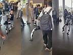 Prvý zaznamenaný útok humanoidného robota na človeka