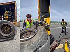 Čínska mechanička vymieňa rozsekanú pneumatiku kamiónu priamo na diaľnici