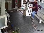 Radžeš je odvážny, no hlúpy ako kýbeľ gitu, pri páde z rebríku sa skoro prizabil