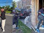 Na ulici sa pobili starí gangstríci, každý z nich mal bejzbalovú pálku (KRV)