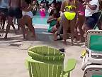 Rozsiahla bitka žien v bikinách v exkluzívnom klube na Bahamách