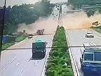 Nákladné auto narazilo do traktora, následne sa v protismere zrazilo s dodávkou