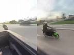 Devätnásťročný motorkár zomrel po náraze do auta pri vysokej rýchlosti (DRSNÉ)