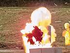 RPG-7 vs. ľudské telo (spomalene)