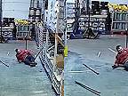 Skladník vôbec nemal dobrý deň, škaredo plachtil a zlomil si nohu (DRSNÉ)