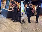 Policajti použili paralyzér na muža s duševnou poruchou v McDonald's v Quincy
