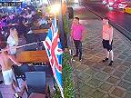 Brit priniesol do Turecka trošku kultúry, udrel ženu a tínedžera