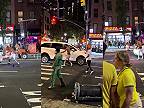 Muž pod vplyvom drog mával opaskom na vozidlá v New Yorku
