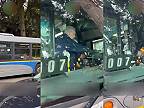 Vodič autobusu v Kanade omdlel a narazil do zaparkovaných áut aj stromu