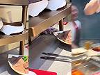 Čerstvá ázijská kuchyňa, žaba bez hlavy a kože sa vybrala na špacír