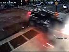 Agresívni vodiči sa zrazili, narazili do chodca a budovy v Brooklyne