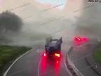 Tornádo v Číne vymrštilo auto do vzduchu, dvaja ľudia utrpeli zranenia