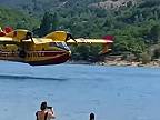 Piloti francúzskej Sécurité Civile čerpajú do lietadiel Canadair CL-415 vodu