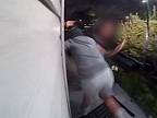 Deti opakujúco búchajú a kopú do dverí staršej ženy v Massapequa Park