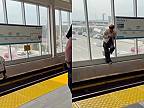 Muž odmieta opustiť koľaje skytrainu na letisku YVR v Richmonde