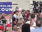 Protestujúci s provokatívnym tričkom vyvedený z Trumpovho mítingu