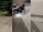 Chicagský policajt vytasil zbraň na nespolupracujúceho podozrivého