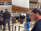 Žena obťažuje agentov ICE na letisku LAX po zadržaní nelegálneho prisťahovalca