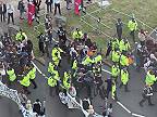Protestujúci v Birminghame prišli do konfliktu s políciou pred konferenciou