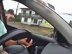 Ekvádor: Ozbrojení lupiči na motocykli chceli prepadnúť ženy v aute