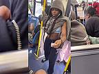 Násilná bitka tínedžerov na autobuse v Chicagu, dospelí len filmovali