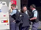Zadržanie ozbrojeného muža na letisku v Austrálii: polícia utrpela zranenia