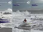 Surfer sa v poslednej chvíli zachránil pred nárazom do skál pri Newport Beach