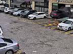 Džíp narazil do zaparkovaného auta a potlačil ho priamo do kaviarne