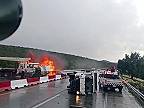 Žeriav havaroval na diaľnici a začal horieť, takmer „zramoval” muža 