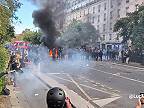 Polícia zasiahla proti protestom v Paríži po založení požiaru