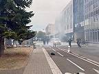 Protest na strednej škole v Štrasburgu: študenti hádzali predmety na políciu