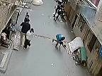 Muž sa stal hrdinom dňa, zachytil padajúce dieťa
