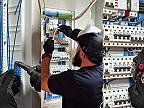 Práca jedného šikovného elektrikára, vyzerá aj váš elektrický rozvádzač takto?