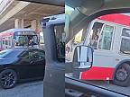 Muž bez košele šoféruje autobus bez čelného skla v Kalifornii