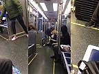 Žena v chicagskom vlaku hádzala ohňostroj na spolucestujúcu a udierala ju
