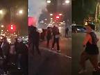 Demonštranti v Bandungu zaútočili na policajné vozidlo a zapálili ho