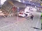 Nákladné auto s pilinami sa prevrátilo na zaparkované autá v Brazílii