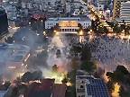 Tirana: Demonštranti útočia na policajtov ohňostrojmi a ničia symboly vlády