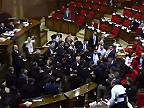 Rokovanie arménskeho parlamentu sa zmenilo na bitku medzi poslancami